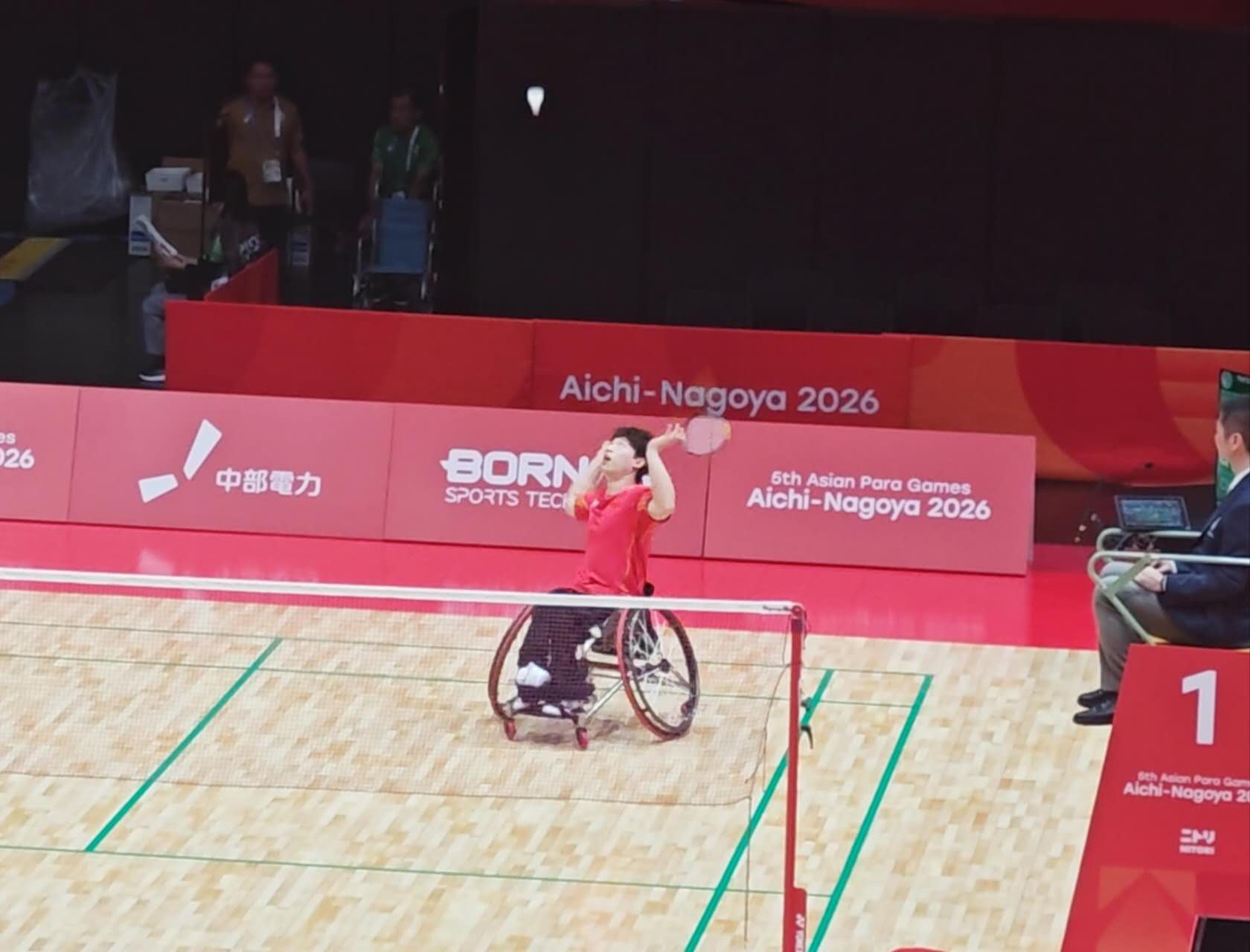 羽毛球运动员屈子墨正在比赛中。人民网记者 王子锋摄